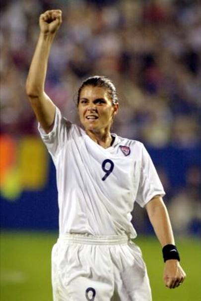 3 luglio 2000, Foxboro (Massachussets): Mia Hamm gioisce per il trionfo nella finale della Gold Cup contro il Brasile per 1-0 (Reuters)